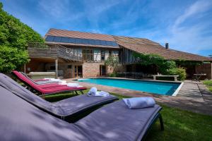 RodernPêche de Vigne & Spa的一座带游泳池和2张躺椅的房子
