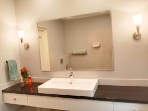 班加罗尔Luxre Homes - Villa in Koramangala的浴室配有白色水槽和大镜子