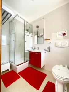 塔兰托B&B Le Saline的一间带卫生间和玻璃淋浴间的浴室