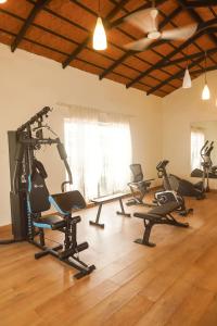 班加罗尔Luxre Homes - Villa in Koramangala的健身房,室内配有几辆健身自行车