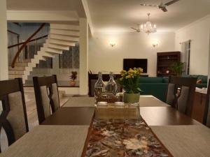班加罗尔Luxre Homes - Villa in Koramangala的一间带桌子和沙发的用餐室