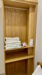 头顿KHÁCH SẠN GIA HÒA 3的一个带毛巾的木柜