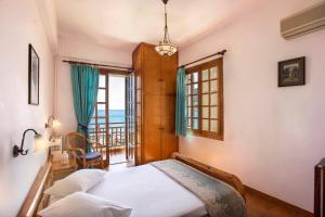 莫奈姆瓦夏迪亚曼蒂别墅的一间卧室配有一张床,享有海景