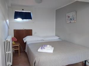 Albareto卡斯塔纳玛塔旅馆的一间小卧室,配有两张床和窗户