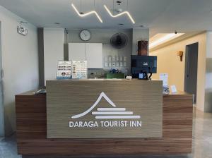 LocsinDaraga Tourist Inn的一间酒吧,上面有达拉扎旅游宾馆的标志