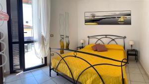 比萨Affittacamere MADE IN PISA Locazione Turistica的一间卧室设有黄色的床和窗户。