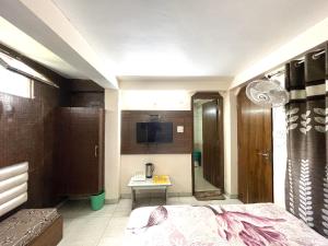 奈尼塔尔HOTEL PRINCE ! NAINITAL Mall Road-prime-location in-front-of-Naini-lake hygiene-and-spacious-room的卧室配有一张床和一张桌子