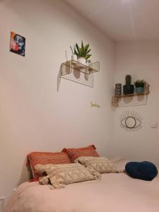 卡瓦永La pause en luberon的卧室配有一张挂在墙上的植物床