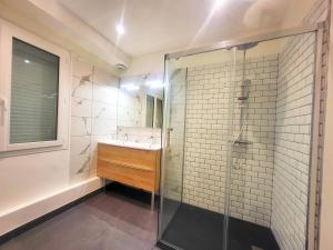 图卢兹Maison de charme的一间带水槽和玻璃淋浴的浴室