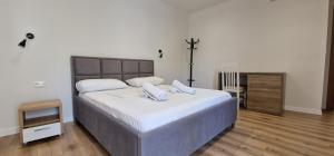 佩尔梅特Kutal Parkinn Hotel的一间卧室配有一张大床和两个枕头
