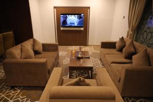 沃季赫Taj Al-Wajh Hotel的带沙发和平面电视的客厅