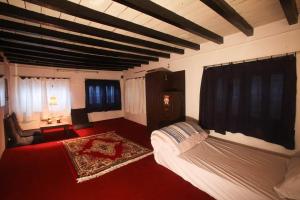 帕坦Traditional Newari Homestay的一间卧室配有一张大床和红地毯