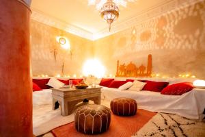 马拉喀什Riad de l'Ange的客厅配有一张带红色枕头的大床