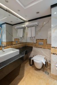 马特鲁港Safir Marsa Matrouh Resort的浴室配有白色水槽和卫生间。