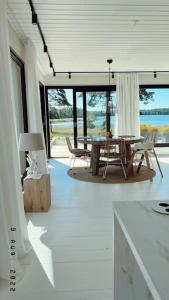 波尔沃Beautiful Villa by the sea的白色的客厅配有桌椅
