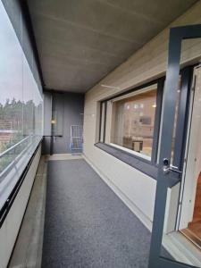 万塔Kotimaailma - Saunallinen kolmio lähellä lentokenttää的一座带窗户的建筑的空走廊