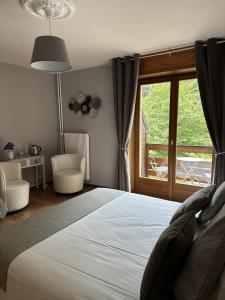 奥尔贝Coté Forêt的一间卧室设有一张大床和一个窗户。