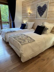 奥尔贝Coté Forêt的卧室内两张并排的床