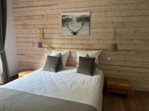 奥尔贝Coté Forêt的卧室配有白色的床和2个枕头