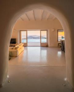 米克诺斯城Alia Luxury Villa Mykonos的海景客厅内的拱门