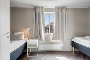 格雷伯斯塔德Tanumstrand SPA & Resort Stugor的一间卧室设有两张床和窗户。