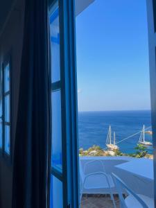 伊奥斯乔拉佩特迪酒店的客房设有窗户,享有海景。