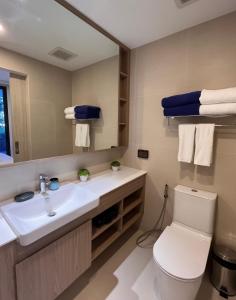 他朗2 br Laguna, SkyPark, Bang Tao的一间带水槽、卫生间和镜子的浴室