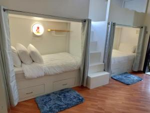 迪拜Shared Room in Dubai - D Bunkers Camp的小房间设有床和镜子