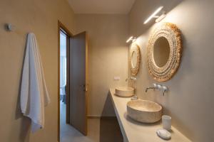 莫罗斯帕罗Exclusive Luxury Moca beachfront villa, Molos, Paros的浴室设有两个盥洗盆和墙上的镜子