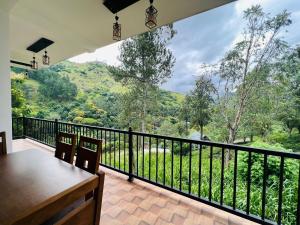 埃拉Ella Tea Heaven Villa的设有一个配有桌椅并享有美景的阳台。