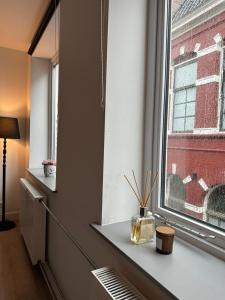 恩斯赫德Annalisa Guest House Centrum的客房设有带桌子和灯的窗户。