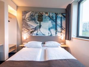 慕尼黑B&B Hotel München-Olympiapark的卧室配有一张挂在墙上的床铺