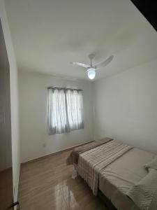 萨夸雷马Casa Onda Azul 1的白色的卧室设有床和窗户