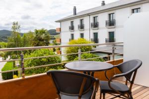 里瓦德奥Hotel O Cabazo的设有一个配有桌椅并享有美景的阳台。