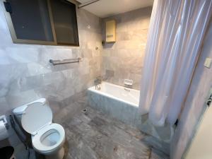 Bang KapiSukhumvit 31 Sweet Home 7 beds - up to 12 guests的一间带卫生间和浴缸的浴室