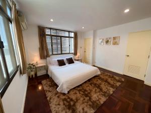 Bang KapiSukhumvit 31 Sweet Home 7 beds - up to 12 guests的卧室设有白色的床和大窗户