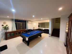 Bang KapiSukhumvit 31 Sweet Home 7 beds - up to 12 guests的客厅配有台球桌