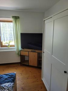 霍恩斯泰因Einkehr zur Rennstrecke的一间卧室配有一张床、一张书桌和一个窗户。