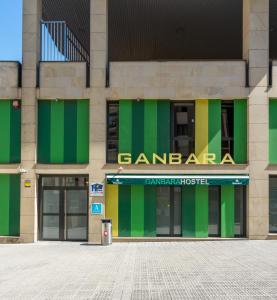 毕尔巴鄂Ganbara Hostel - Self Check In的前面有标志的建筑