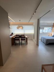 里约热内卢Rio Flat Leblon的一间卧室配有桌椅和一张床