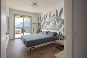苏尔扎诺Lake Iseo Panorama的一间卧室配有一张带大型植物墙的床