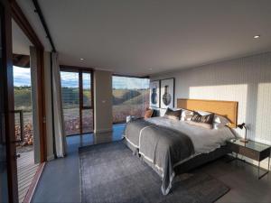 Kleinberg冈瓦纳猎区酒店的一间带大床的卧室和一个阳台