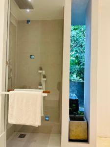 希克杜沃Saffron Robes Living的一间带水槽和窗户的浴室