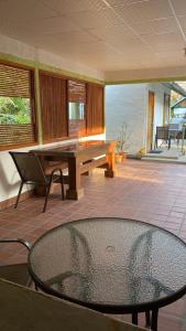 圣达菲Rainforest Yasmin Hotel的一个带庭院的客房内的桌子和长凳
