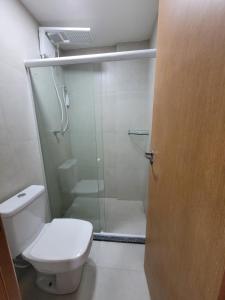 塔曼达雷Studio Praia dos Carneiros Tamandare的一间带卫生间和玻璃淋浴间的浴室