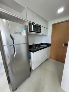 塔曼达雷Studio Praia dos Carneiros Tamandare的小厨房配有冰箱和微波炉。