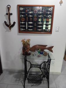 圣佩德罗-达阿尔德亚Casa sonho sonhado的一张小桌子,上面有一张玻璃桌,墙上有一张照片