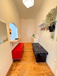 维也纳Magic Moment Apartment的一间设有红色长凳和红色抽屉的房间