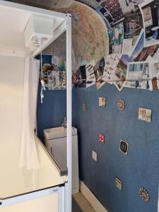 IfieldGlamping in style Bell tent的一间带卫生间的浴室和墙上的地图