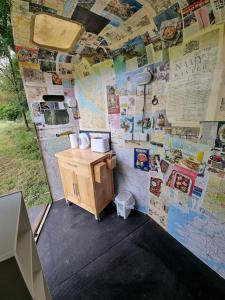 IfieldGlamping in style Bell tent的客房设有带挂在海报上的墙壁的浴室